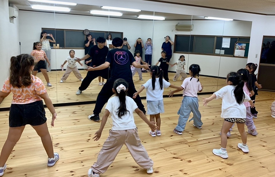 川口市新郷のダンススクールMACRONでレッスン後にみんなでピースをするキッズクラス。楽しく通える初心者歓迎のダンス教室