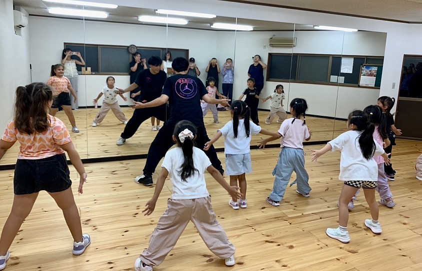 川口市新郷のダンススクールMACRONでレッスン後にみんなでピースをするキッズクラス。楽しく通える初心者歓迎のダンス教室