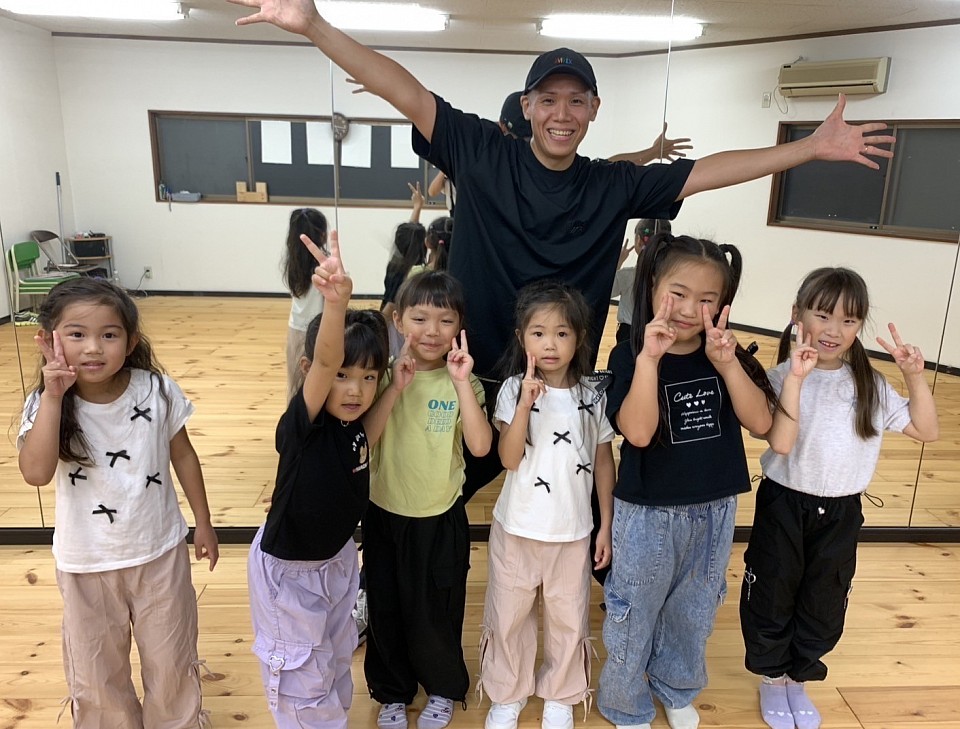 川口市新郷のダンススクールMACRONでレッスン後にみんなでピースをするキッズクラス。楽しく通える初心者歓迎のダンス教室
