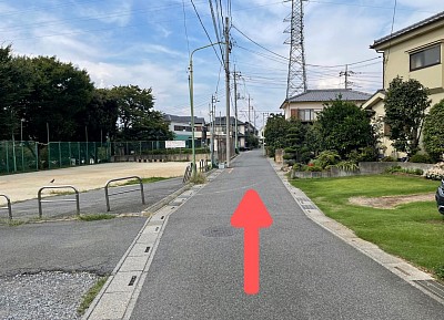公園を左手に見て直進