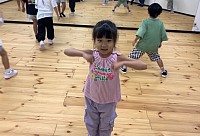 楽しくキッズダンスレッスンをしている様子