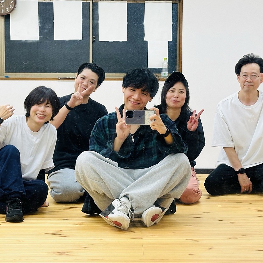 川口市新郷のダンススクールMACRONで行う大人向けダンスレッスン。初心者でも安心して参加できる少人数制クラスの様子